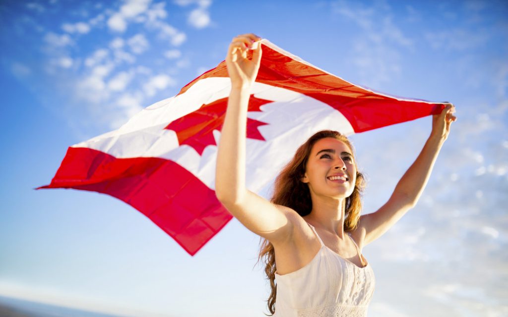 Девушка с флагом Канади